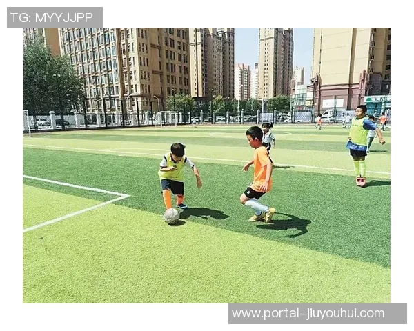 巴西小孩足球梦想启航:在阳光下追逐绿茵场的快乐与希望 巴西小孩足球梦想启航:在阳光下追逐绿茵场的快乐与希望